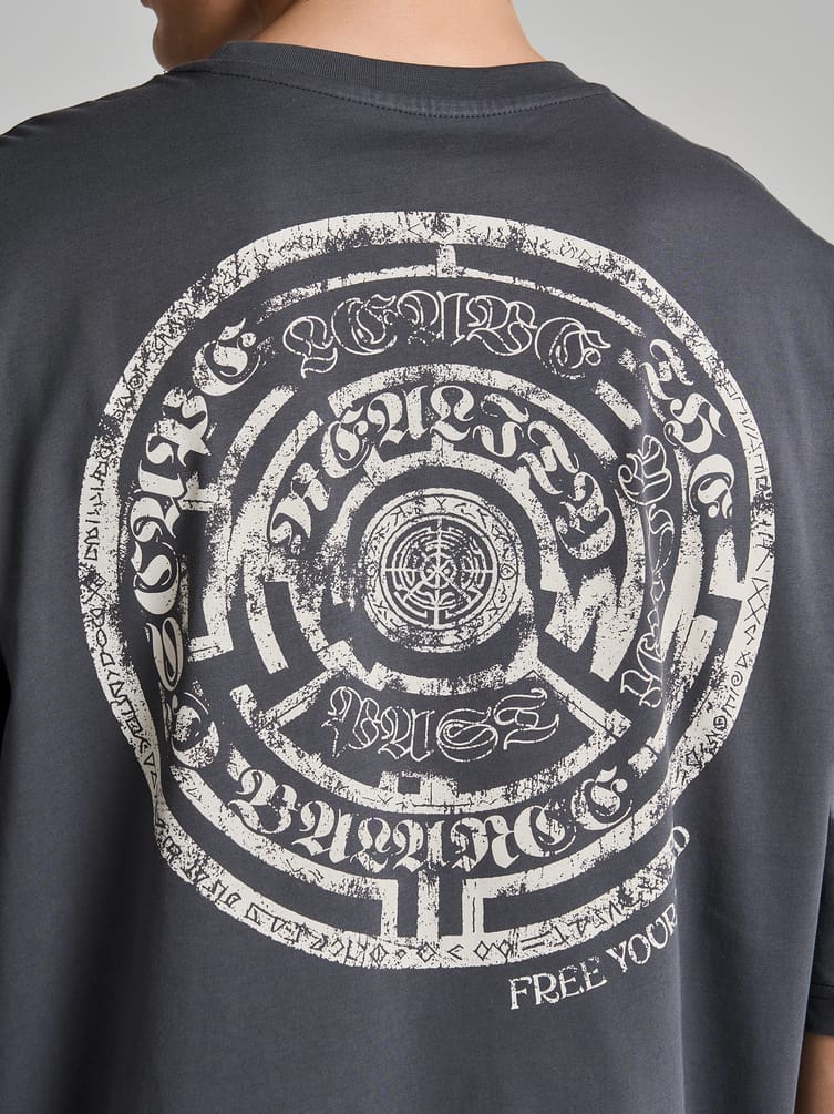 Футболка оверсайз с принтом лабиринта на спине