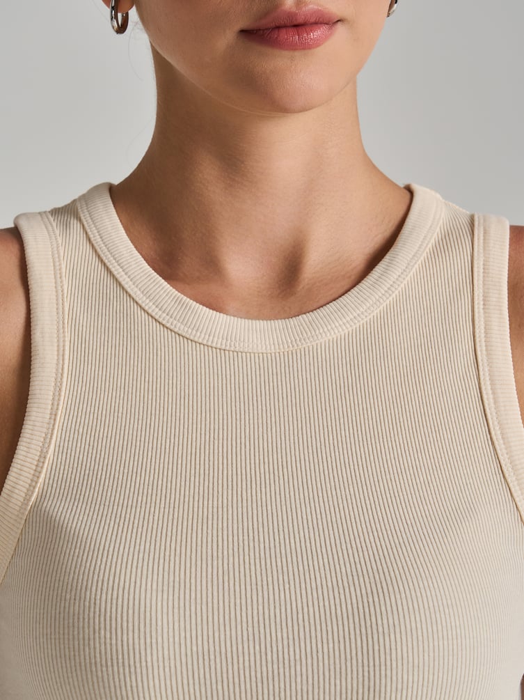 Майка на широких бретелях с вареным эффектом