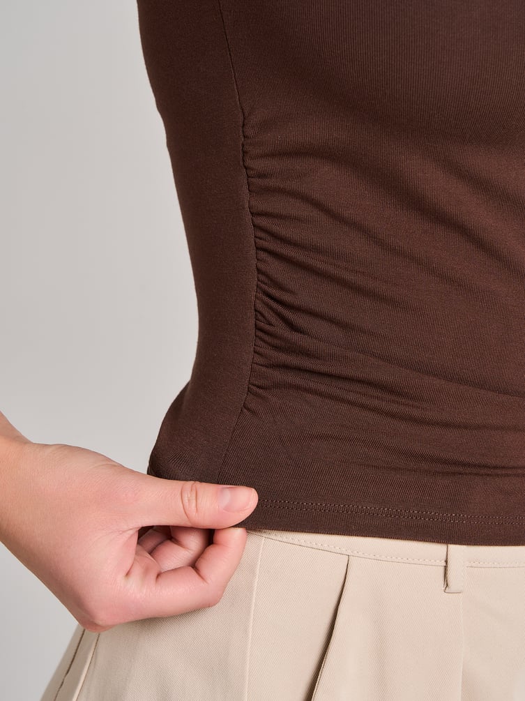 Приталенная футболка с драпировкой