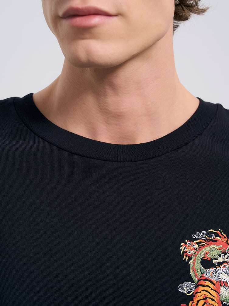 Футболка оверсайз с принтом на спине