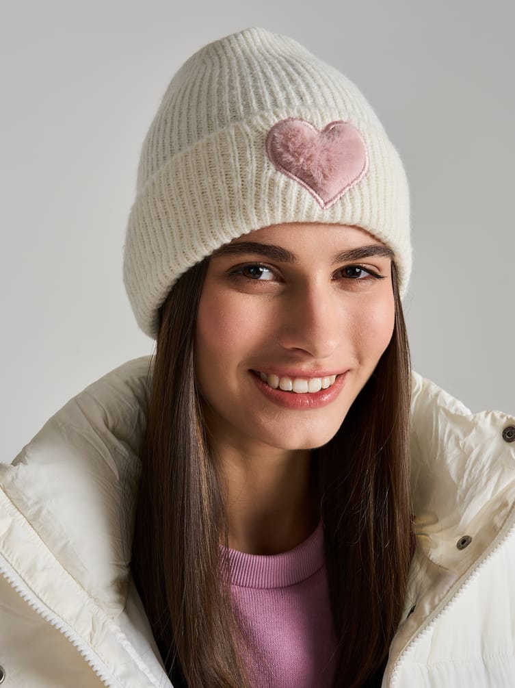 Вязаная шапка с плюшевым сердцем