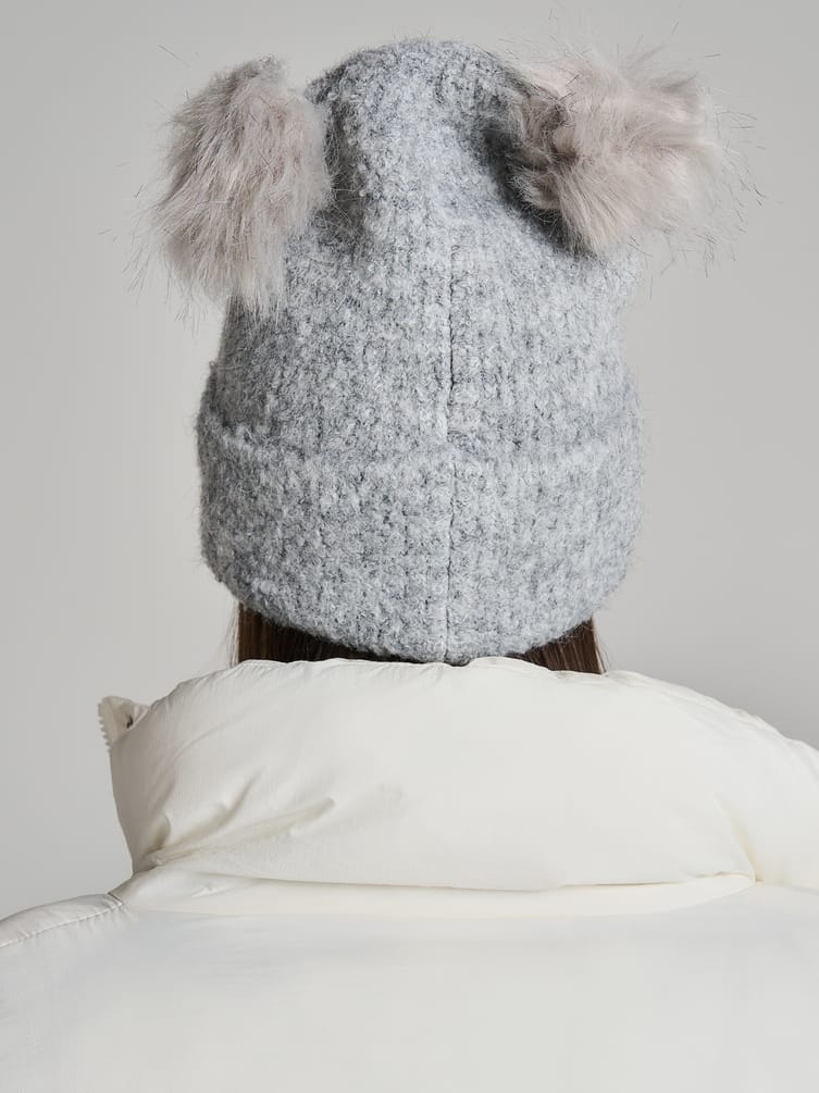 Шапка вязаная с помпонами