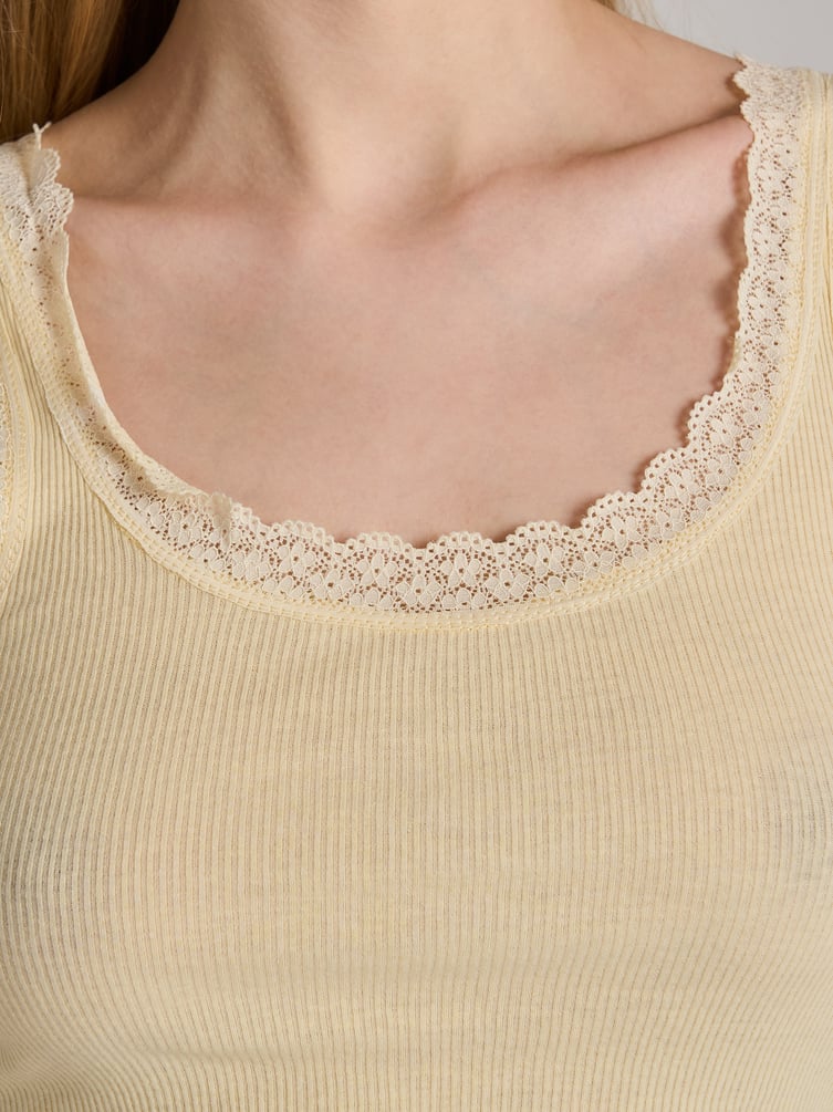 Майка в рубчик с кружевом