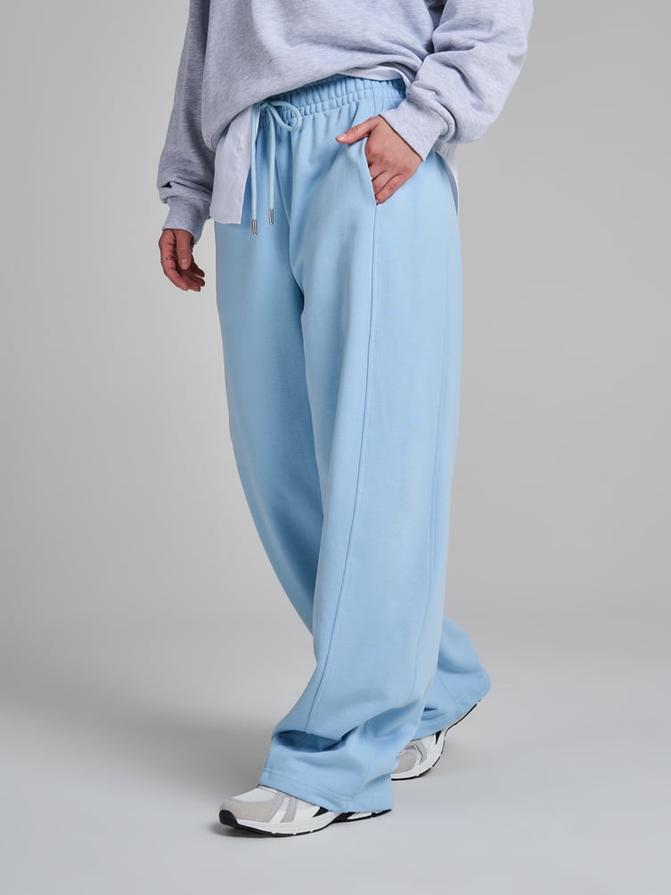 Брюки широкие со смещенным боковым швом