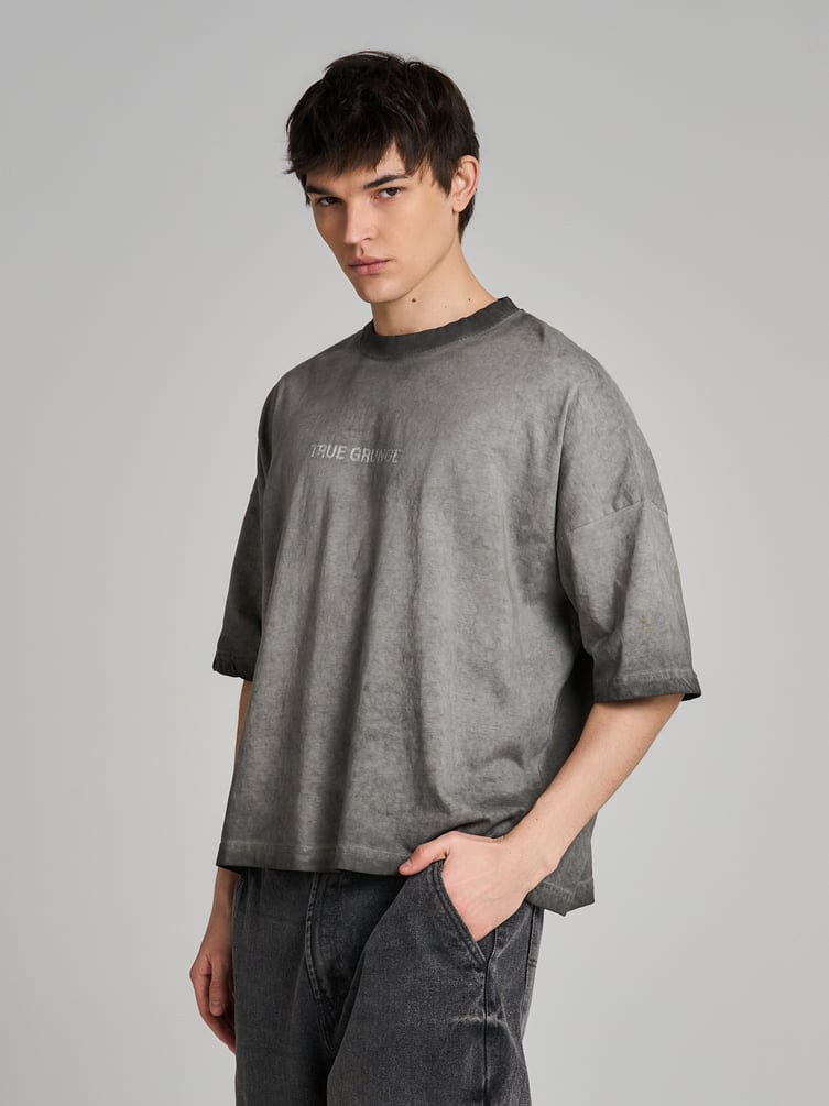 Футболка с вареным эффектом и принтом на спине