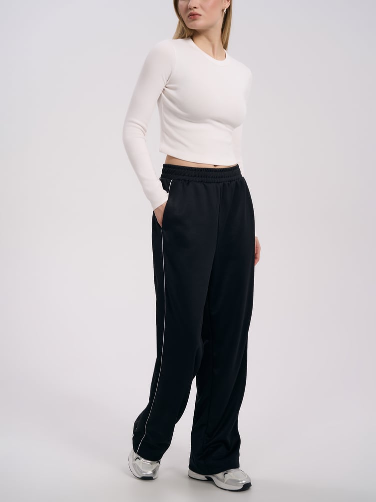 Спортивные брюки с лампасами