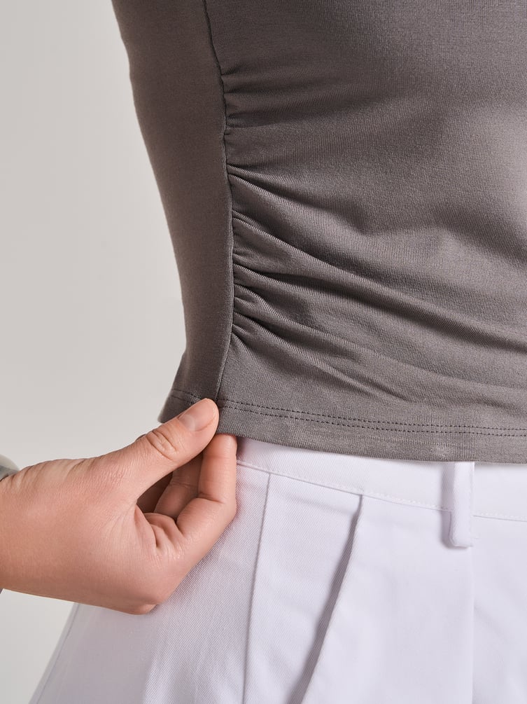 Приталенная футболка с драпировкой