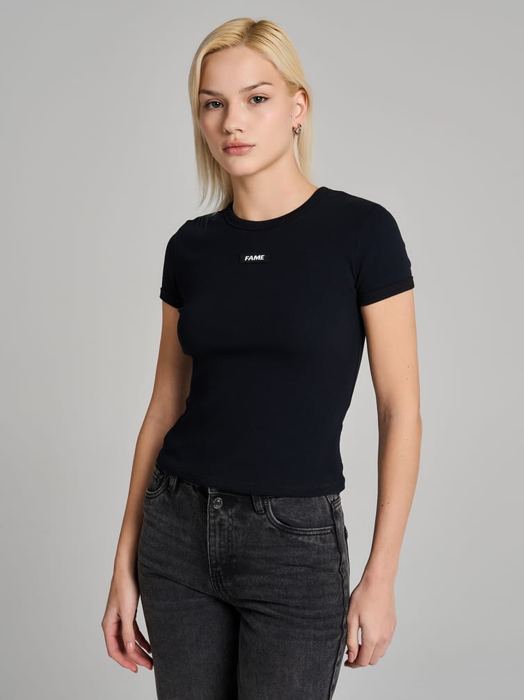 Футболка приталенная с нашивкой