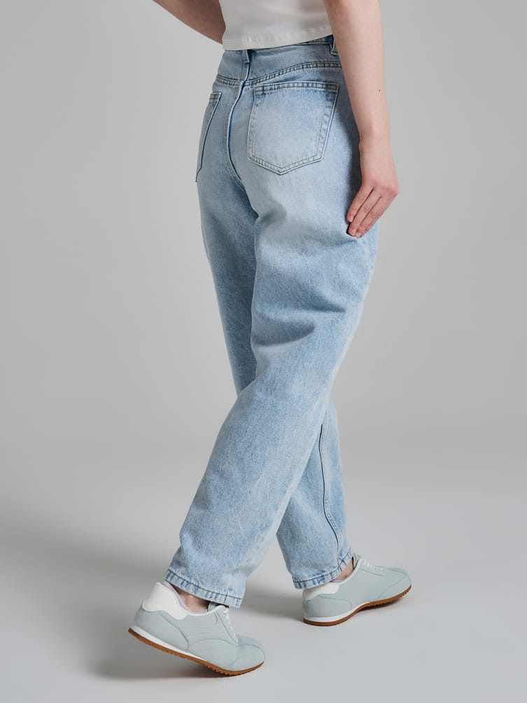 Джинсы Mom fit  с завышенной талией