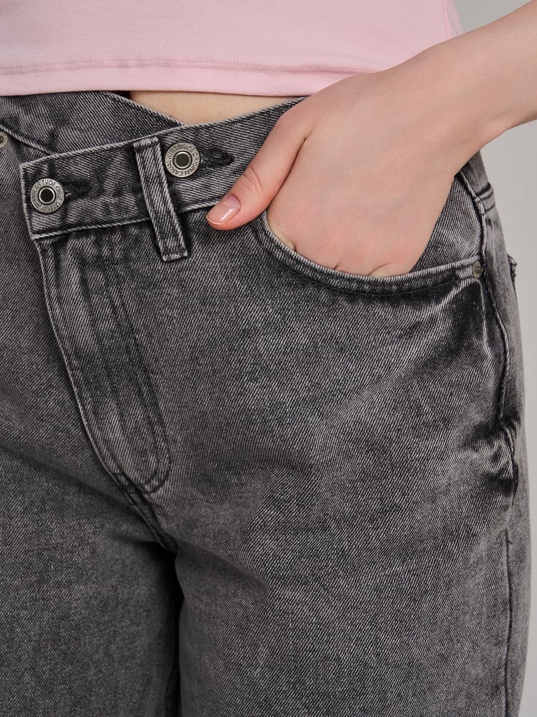 Джинсы широкие с асимметричной застежкой