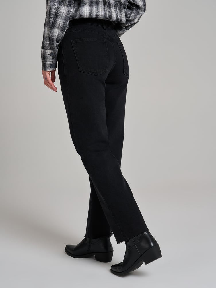 Джинсы зауженные с необработанными краями