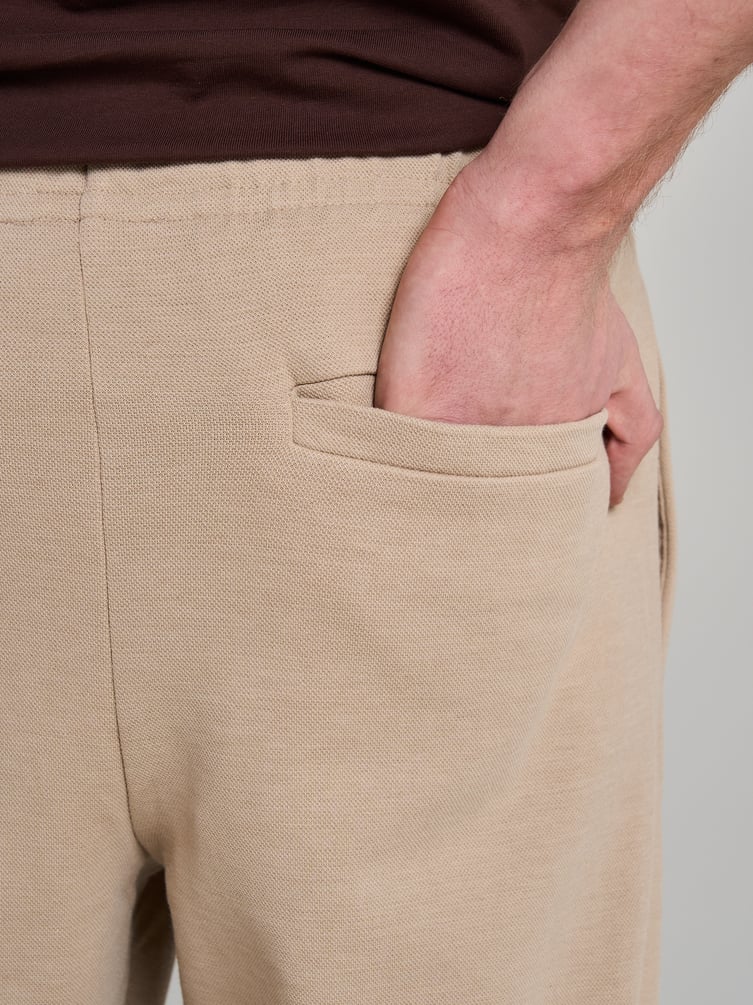 Брюки зауженные на резинке