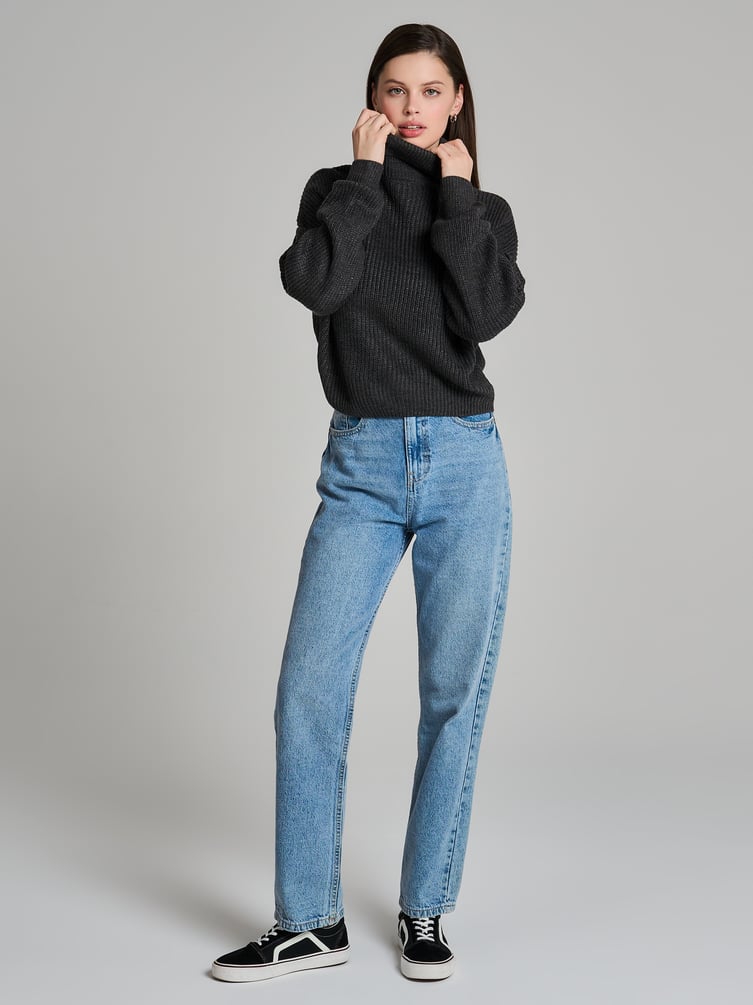 Свитер вязаный с высоким горлом