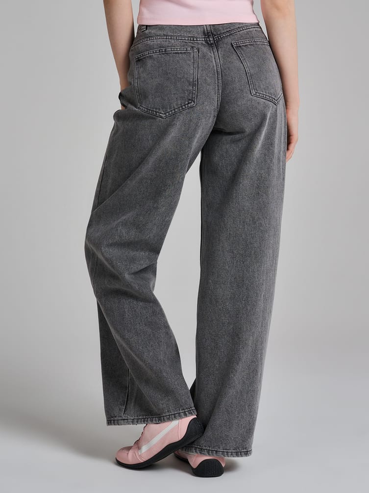 Джинсы широкие с асимметричной застежкой