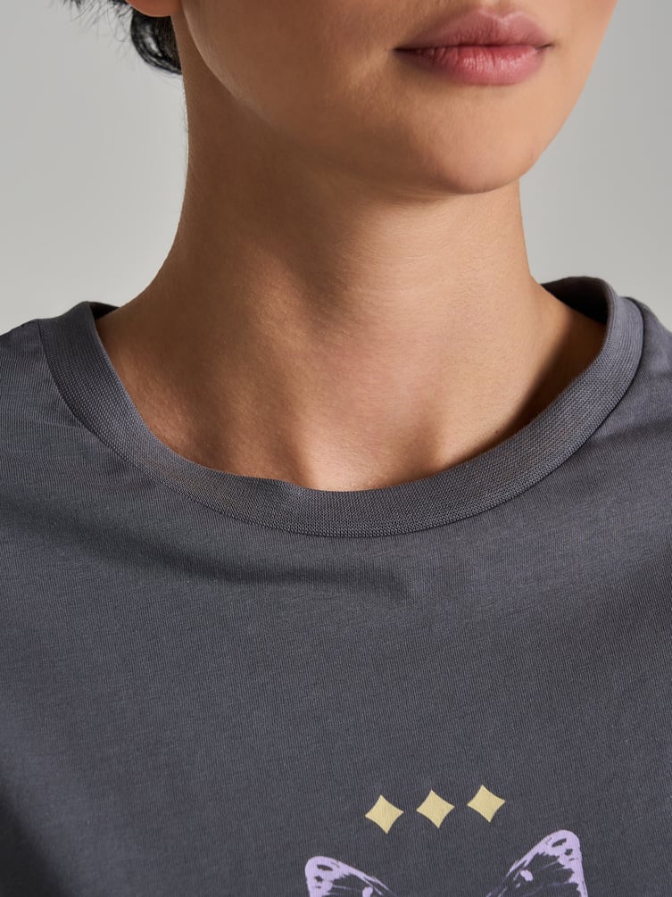 Футболка с принтом бабочек на спине