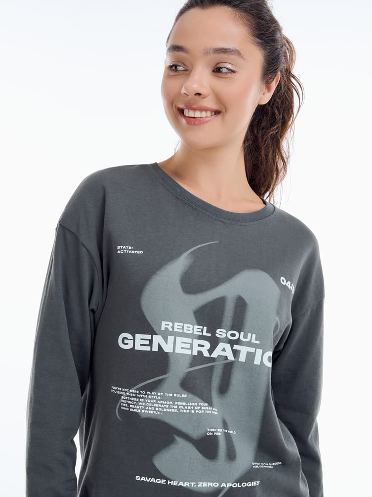 Лонгслив оверсайз с надписью