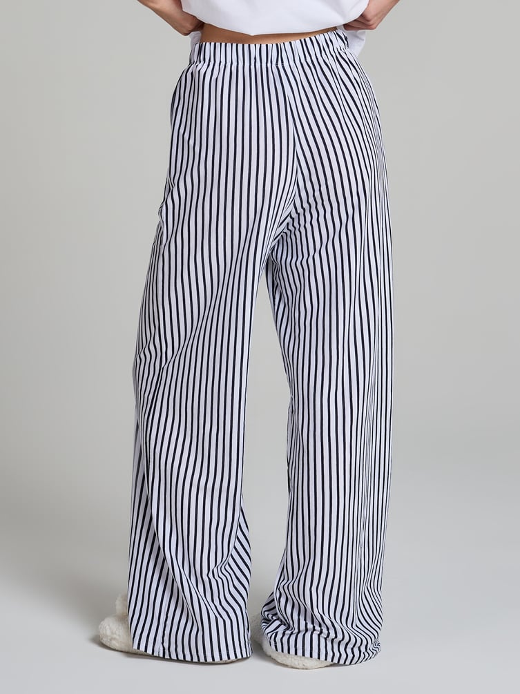 Пижама с футболкой и штанами в полоску