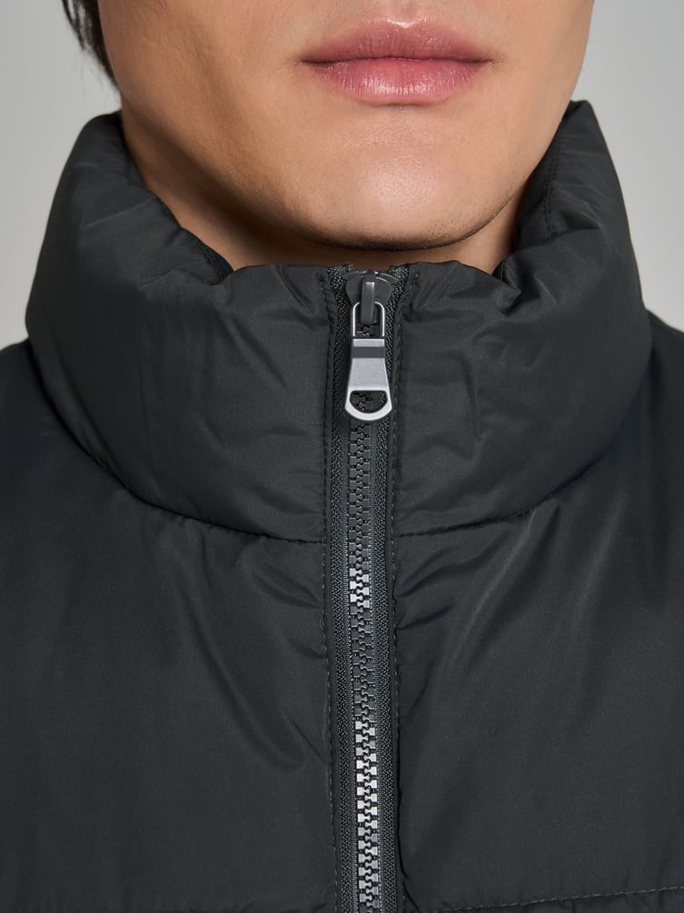 Демисезонный жилет на синтепоне без капюшона