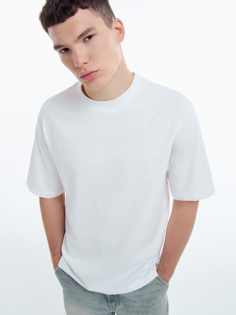 Однотонная свободная футболка