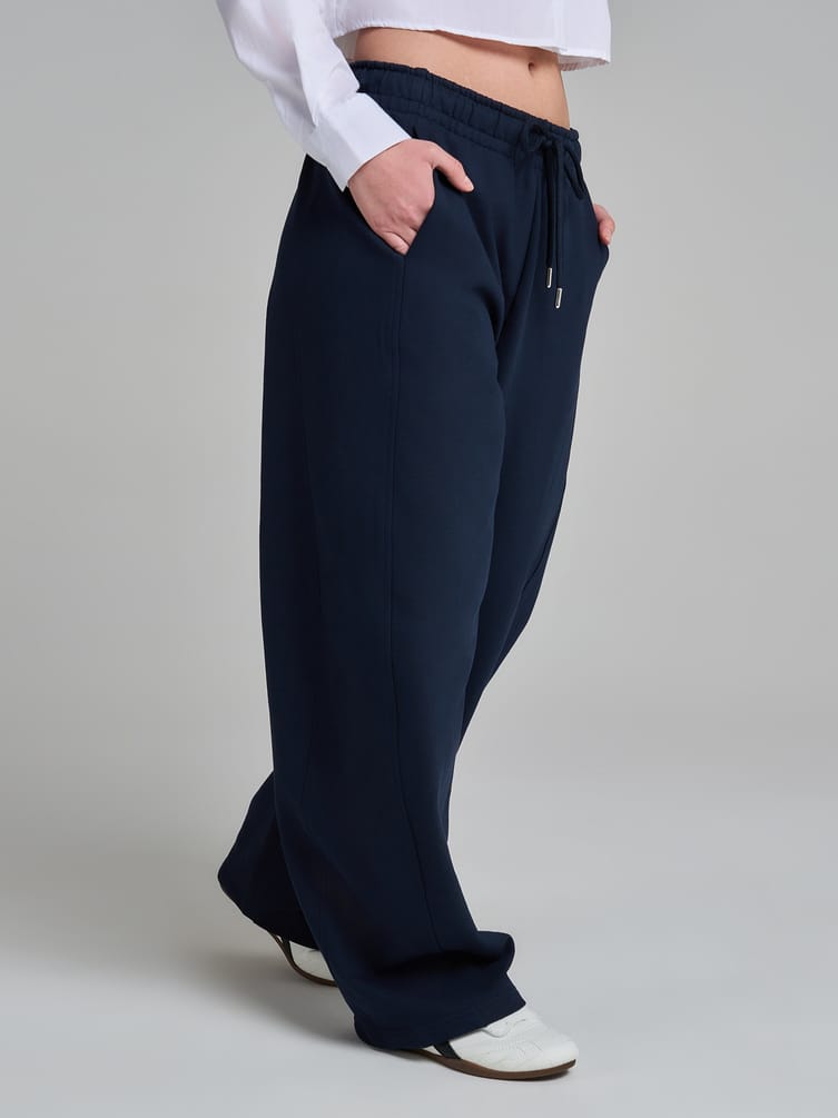 Брюки широкие со смещенным боковым швом