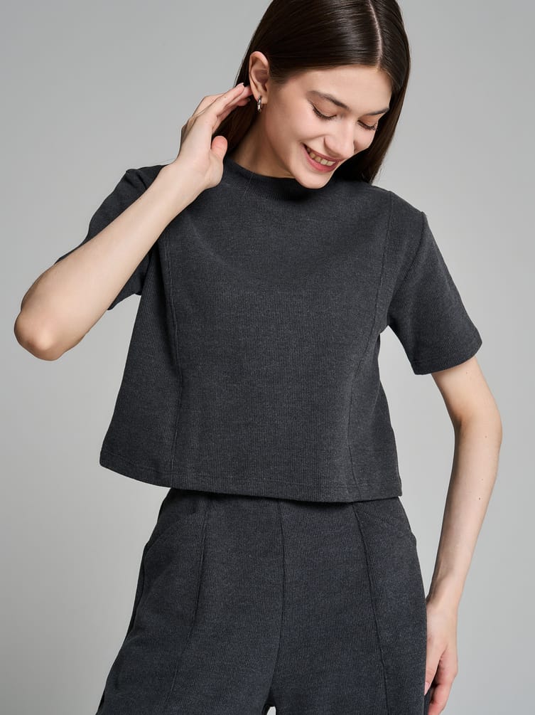 Укороченная футболка в рубчик