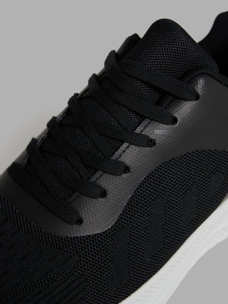 Черные спортивные кроссовки на массивной подошве