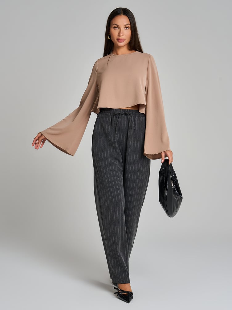 Блузка офисная нарядная с рукавом клеш