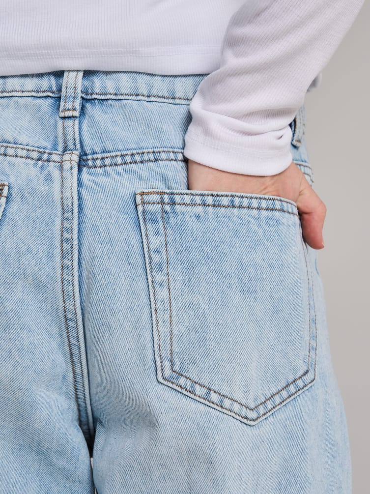 Джинсы прямые со смещенными боковыми швами