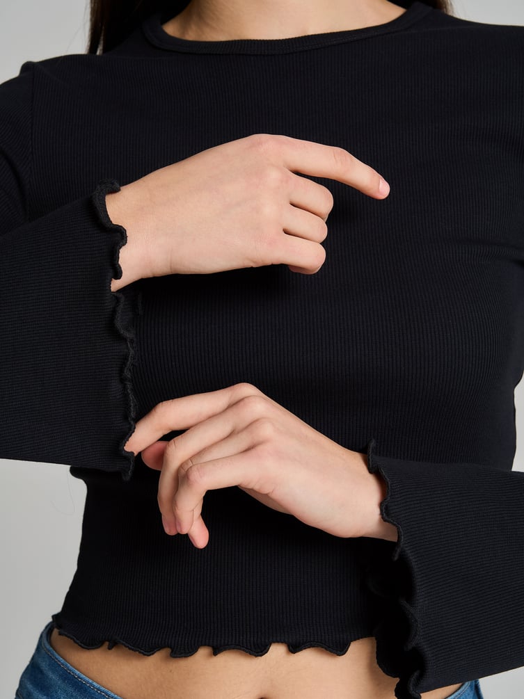 Короткий женский лонгслив с объемными рукавами