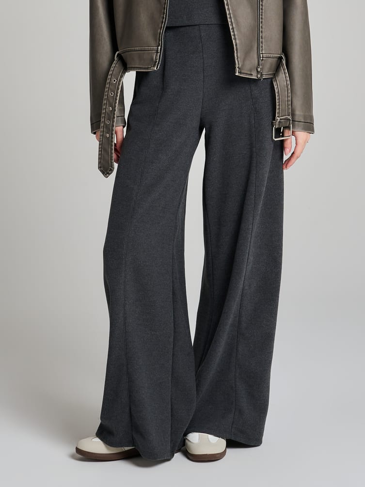 Широкие брюки в рубчик со стрелками