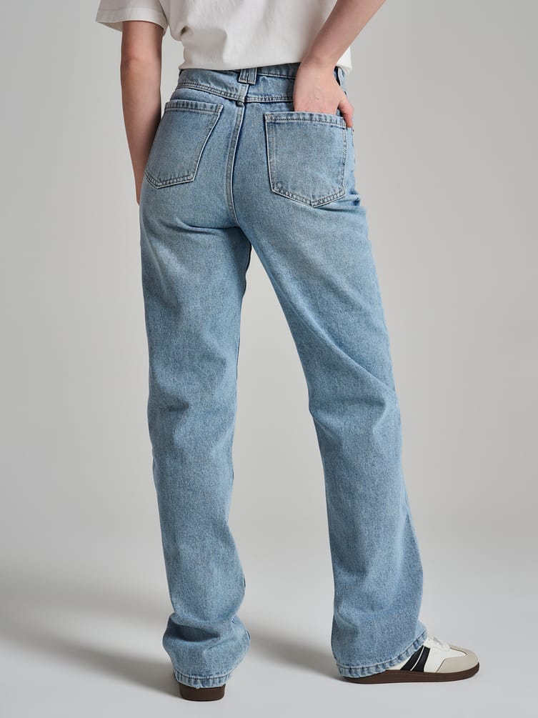 Джинсы прямые с потертостями