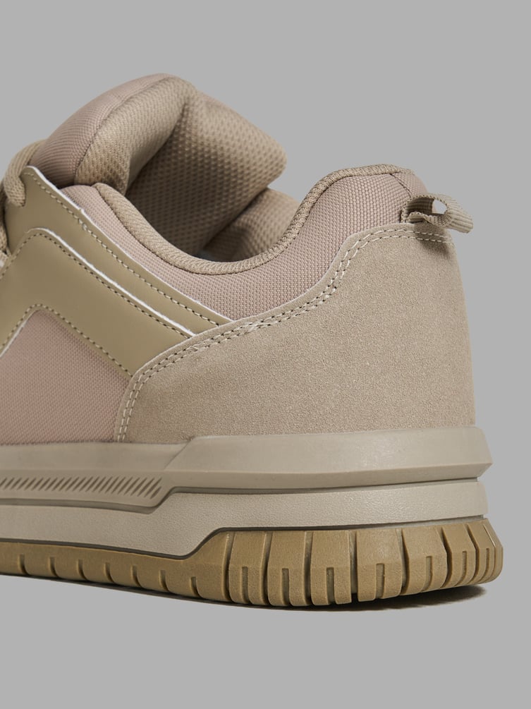 Кроссовки спортивные