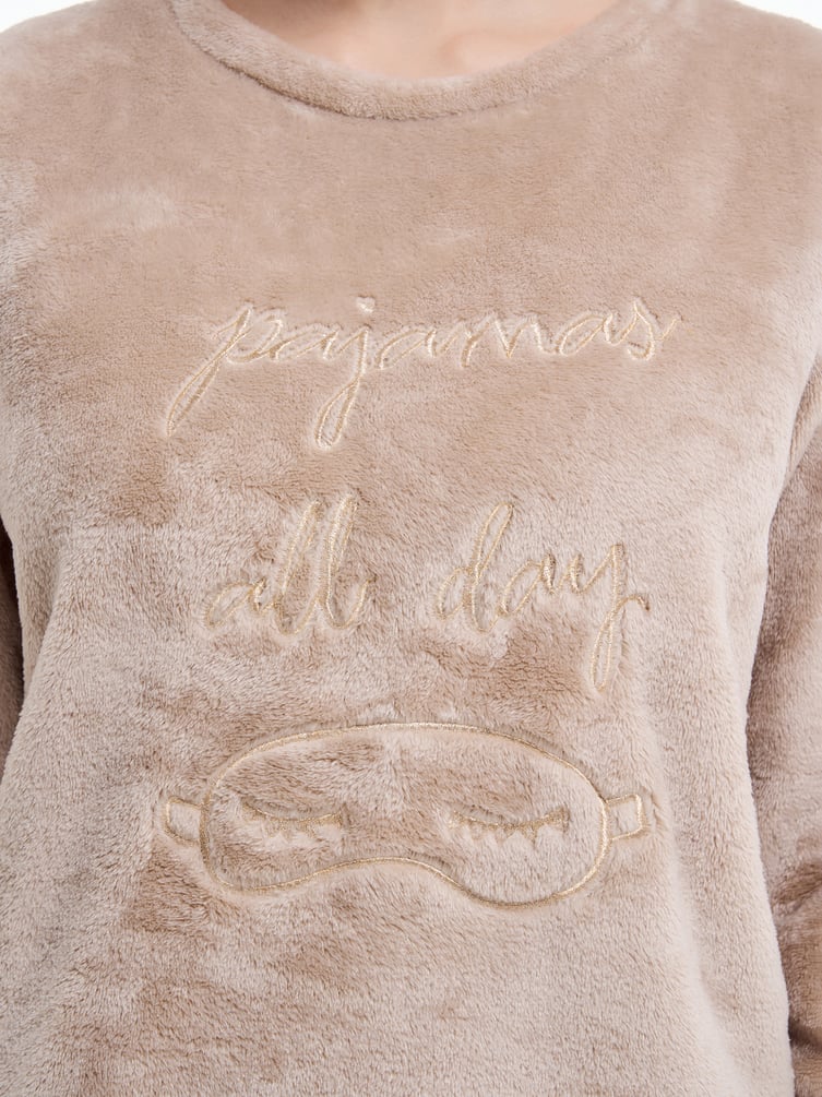 Плюшевая пижама с вышивкой и брюками