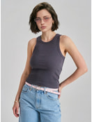 Майка на широких бретелях в рубчик