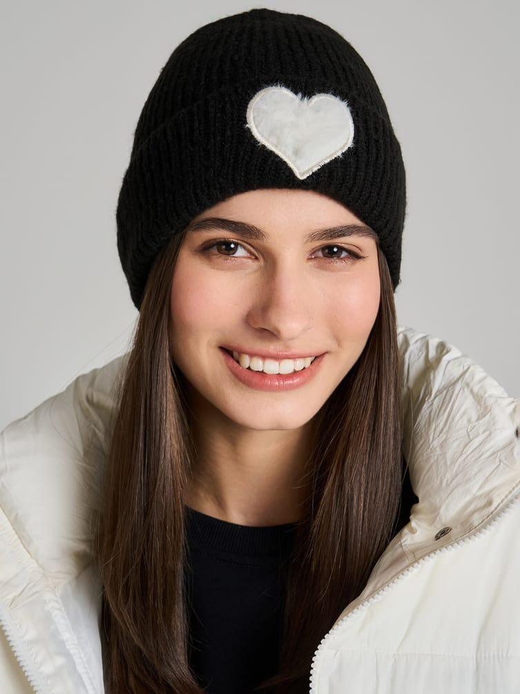 Вязаная шапка с плюшевым сердцем