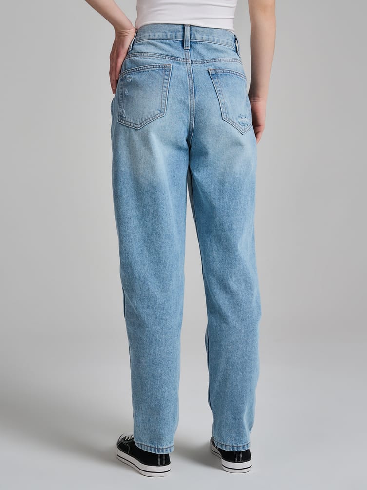 Джинсы момы с разрезами на коленках