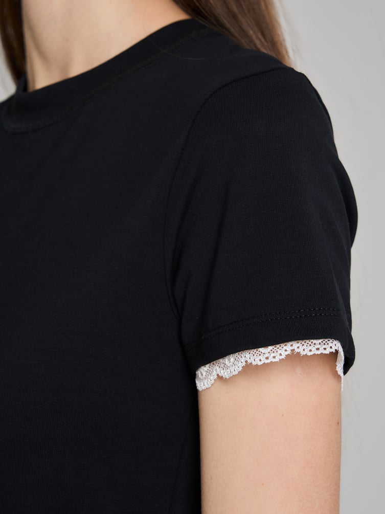 Короткая футболка с кружевом