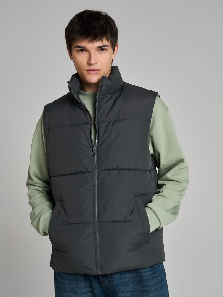 Демисезонный жилет на синтепоне без капюшона