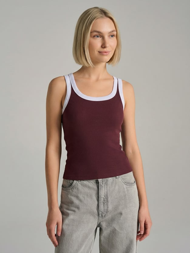 Майка на широких бретелях в рубчик