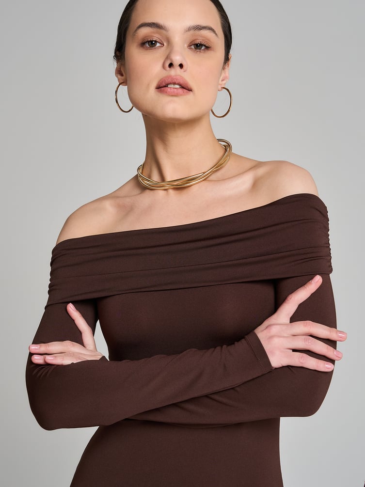 Платье нарядное с открытыми плечами и разрезом