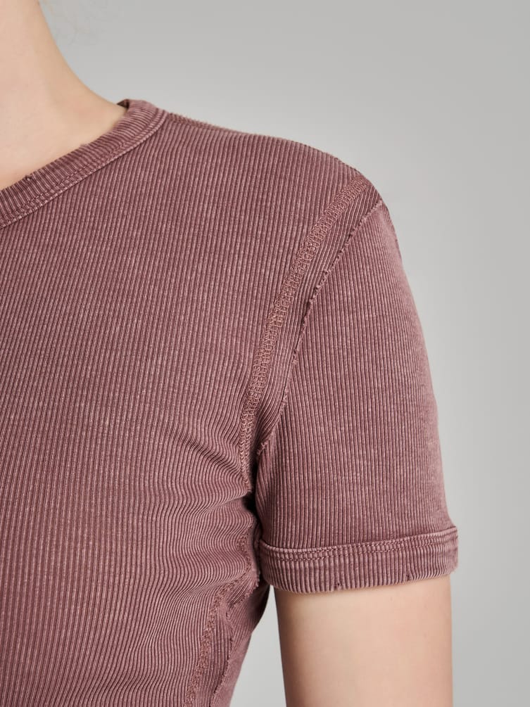 Футболка в рубчик с внешними швами