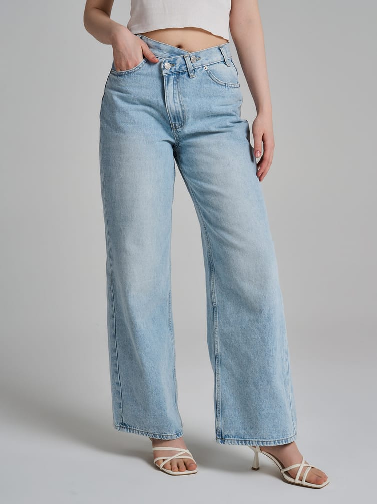 Джинсы широкие с асимметричной застежкой