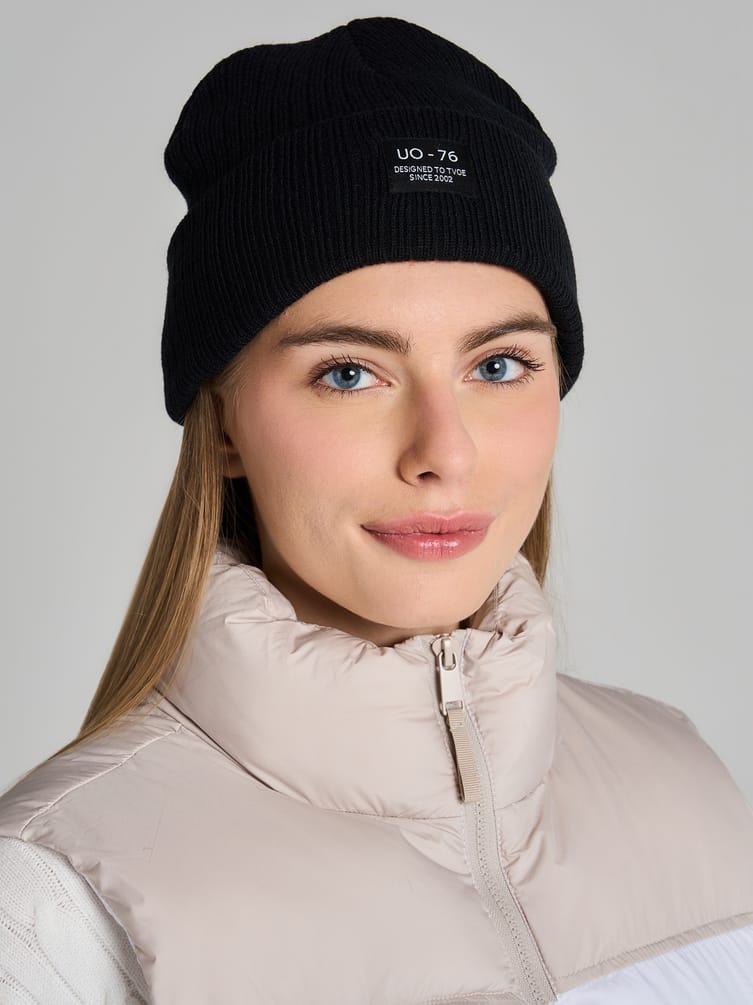 Трикотажная осенняя шапка бини с нашивкой