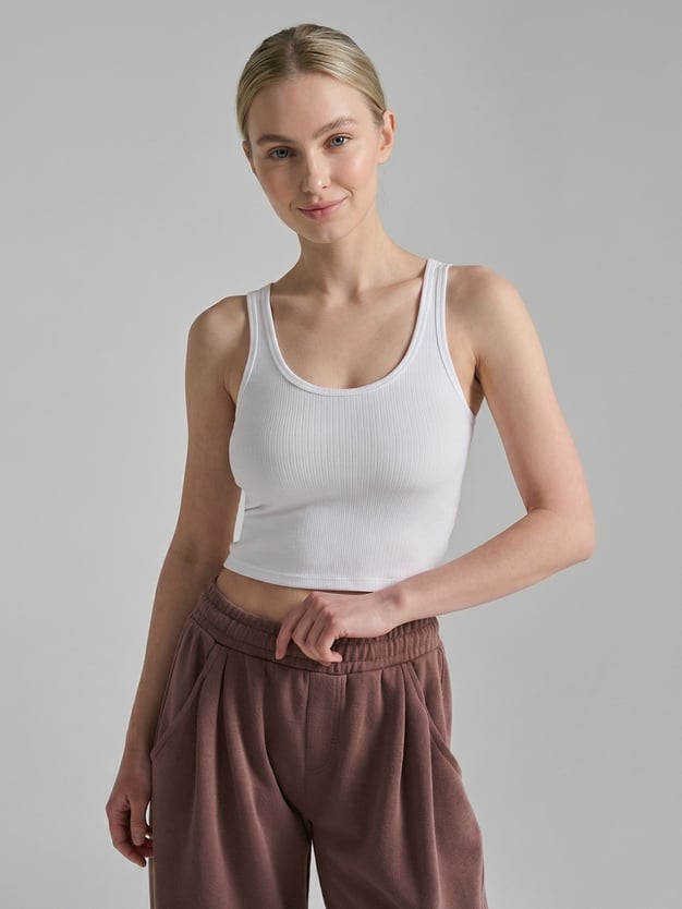 Короткая майка в рубчик на широких бретелях