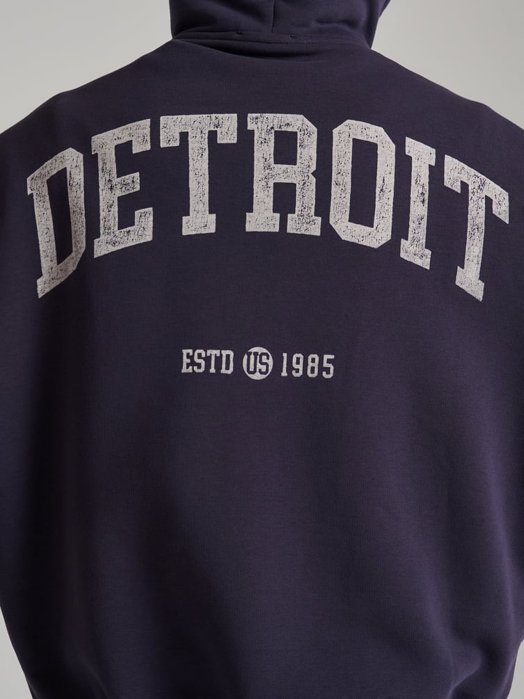 Толстовка оверсайз с надписью на спине