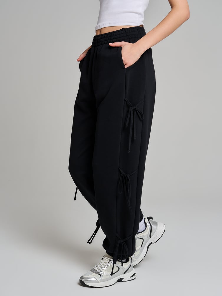 Брюки джоггеры с завязками по бокам