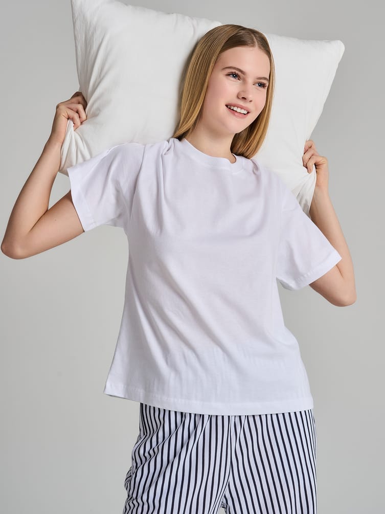 Пижама с футболкой и штанами в полоску