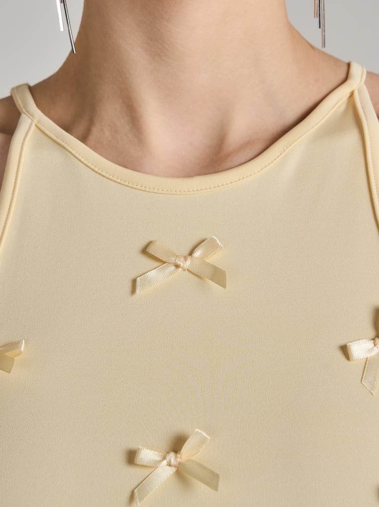 Короткий топ с бантиками