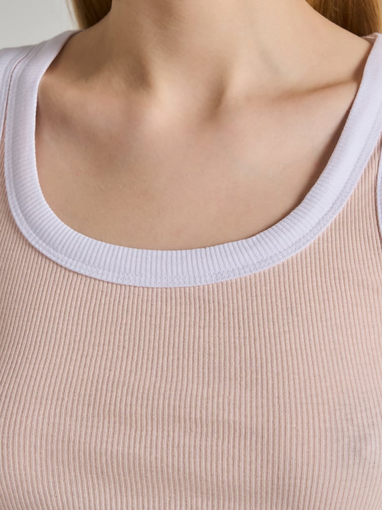 Майка на широких бретелях в рубчик