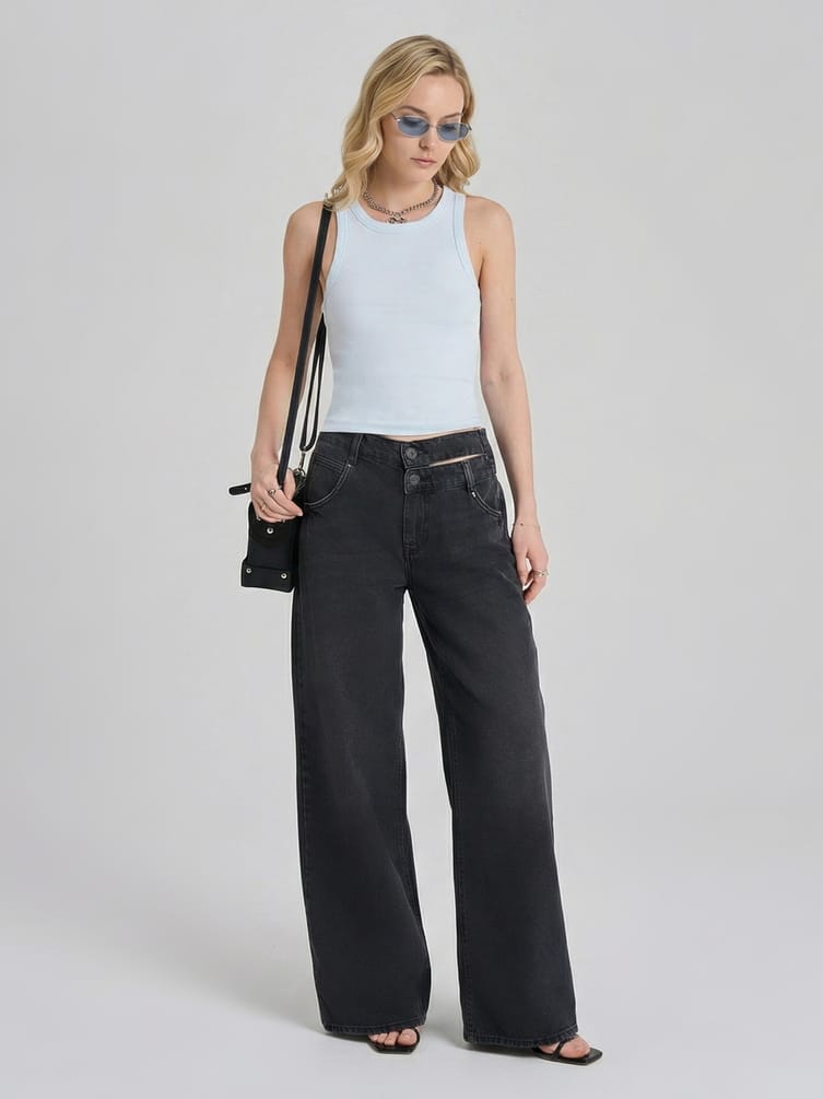 Джинсы широкие с вырезом на ремне